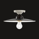 Vidéki stílusú, fekete színű mázas fémből és fehér színű mázas kerámiából készült, kézműves mennyezeti lámpa.